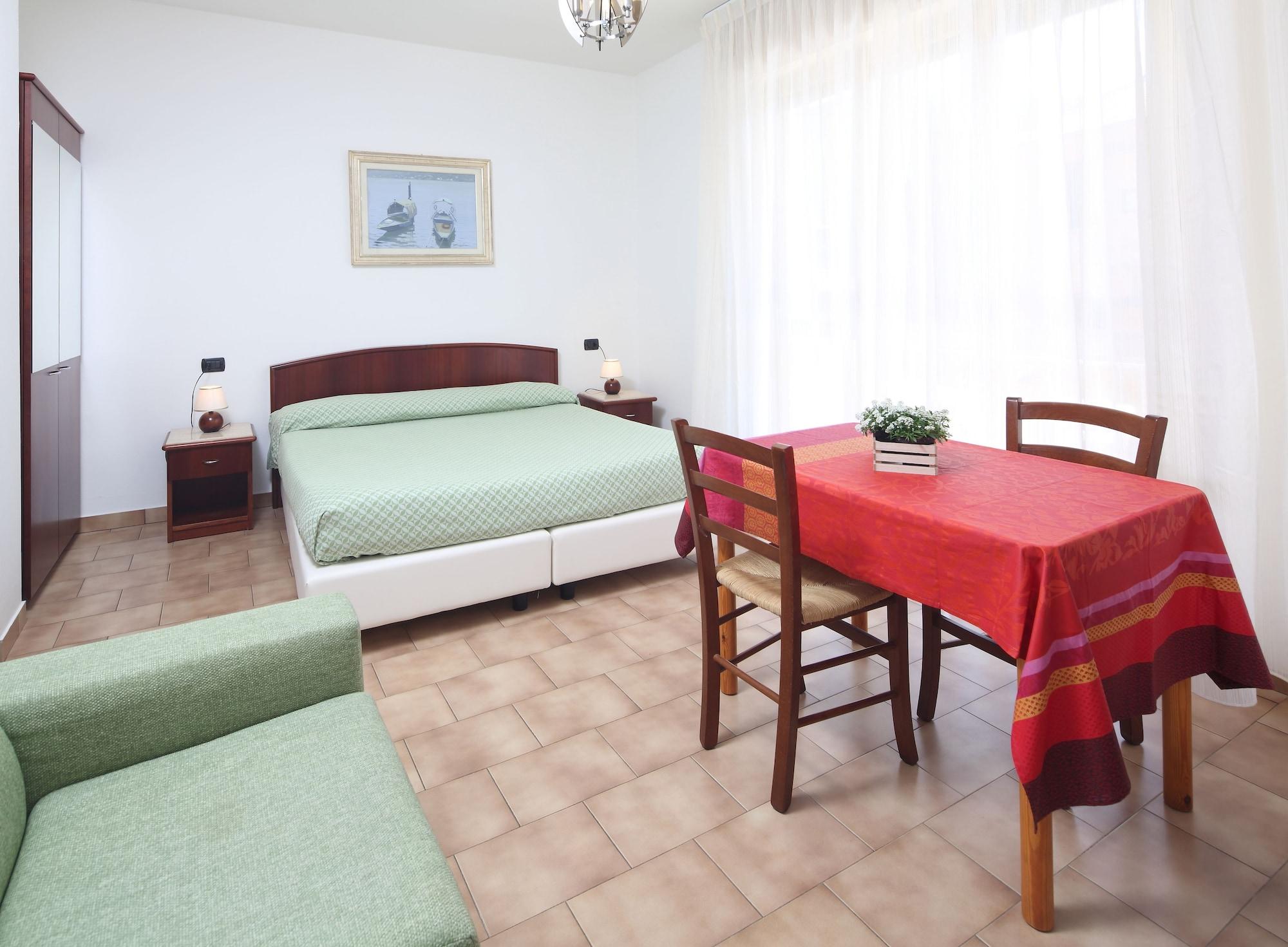Residence Hotel Kriss Дейва Марина Екстериор снимка