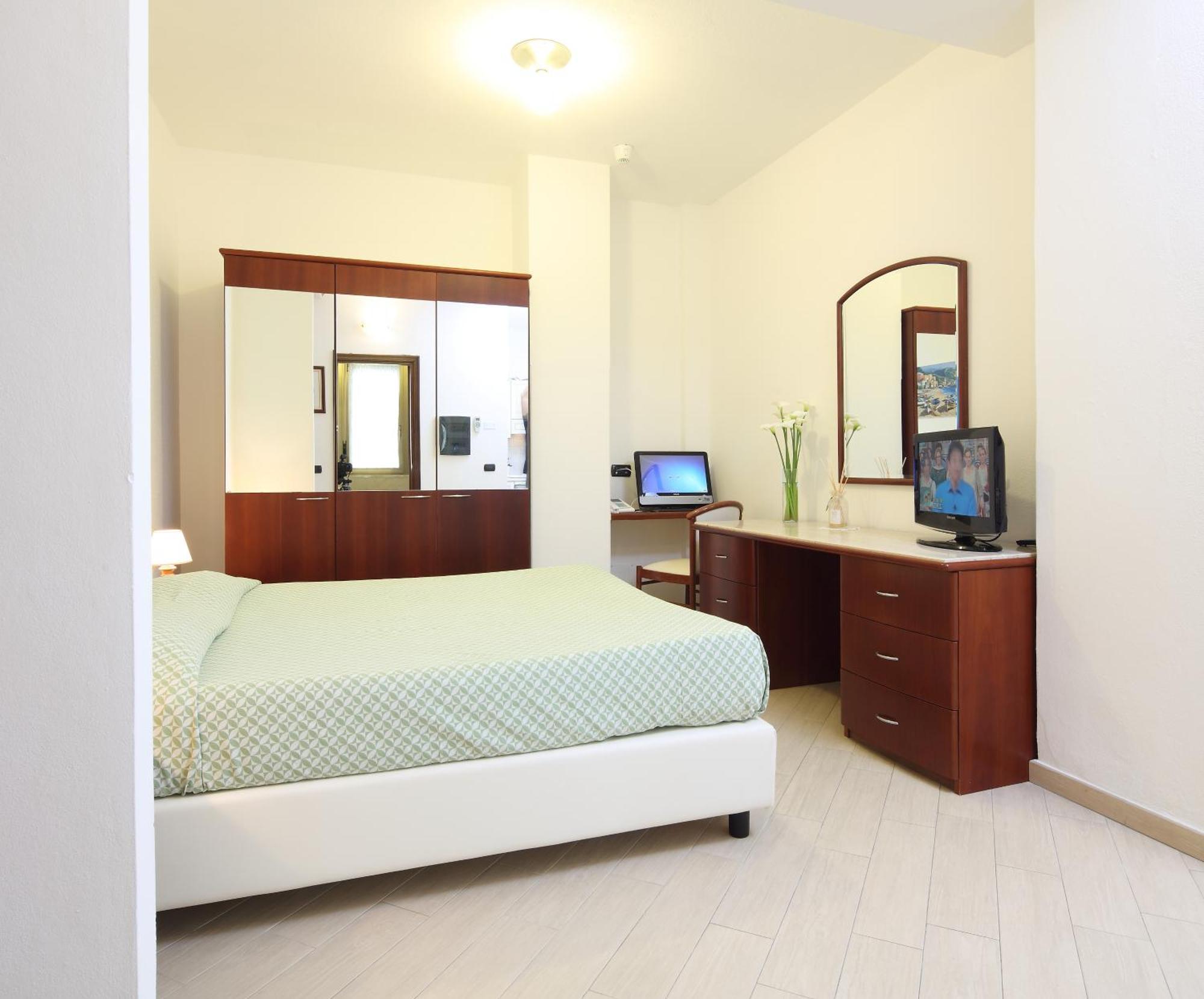 Residence Hotel Kriss Дейва Марина Екстериор снимка