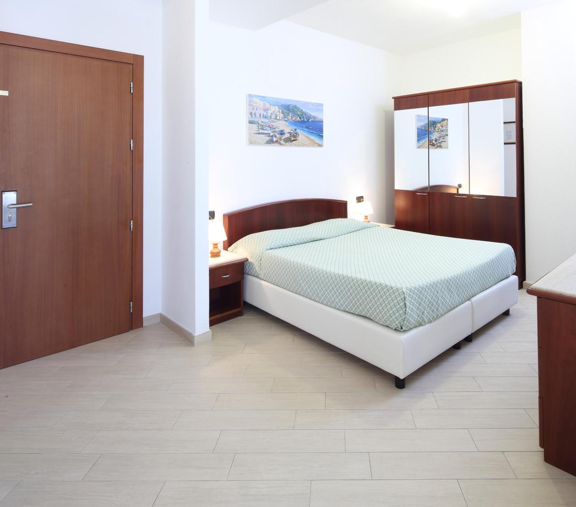 Residence Hotel Kriss Дейва Марина Екстериор снимка