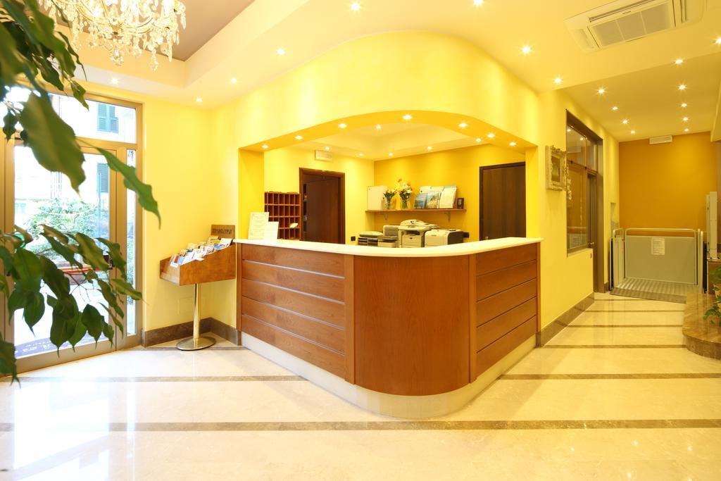 Residence Hotel Kriss Дейва Марина Екстериор снимка