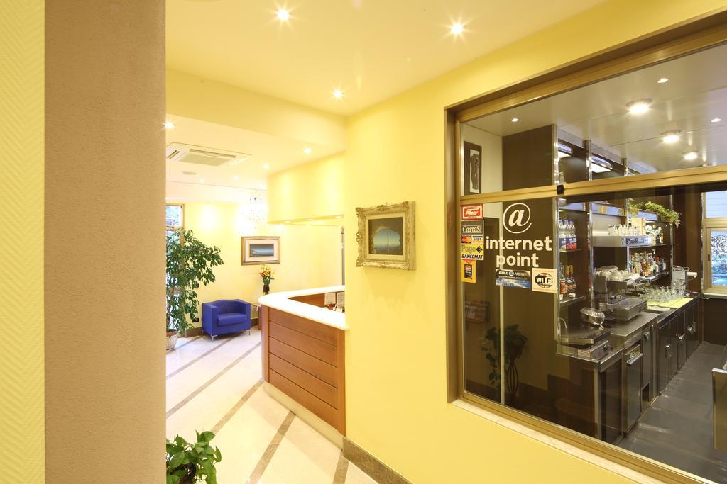 Residence Hotel Kriss Дейва Марина Екстериор снимка