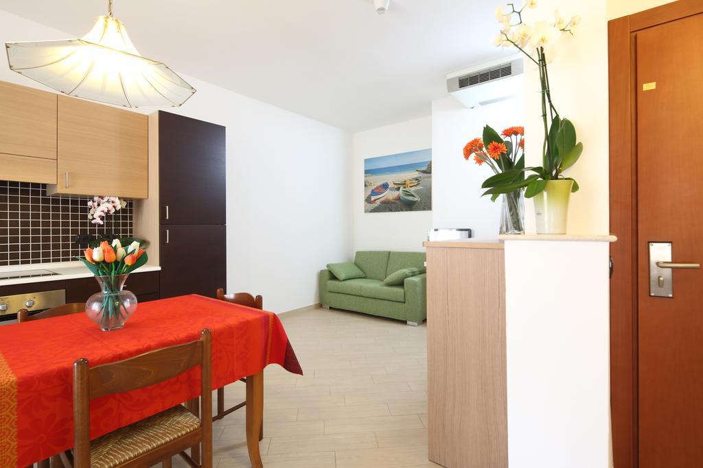 Residence Hotel Kriss Дейва Марина Екстериор снимка