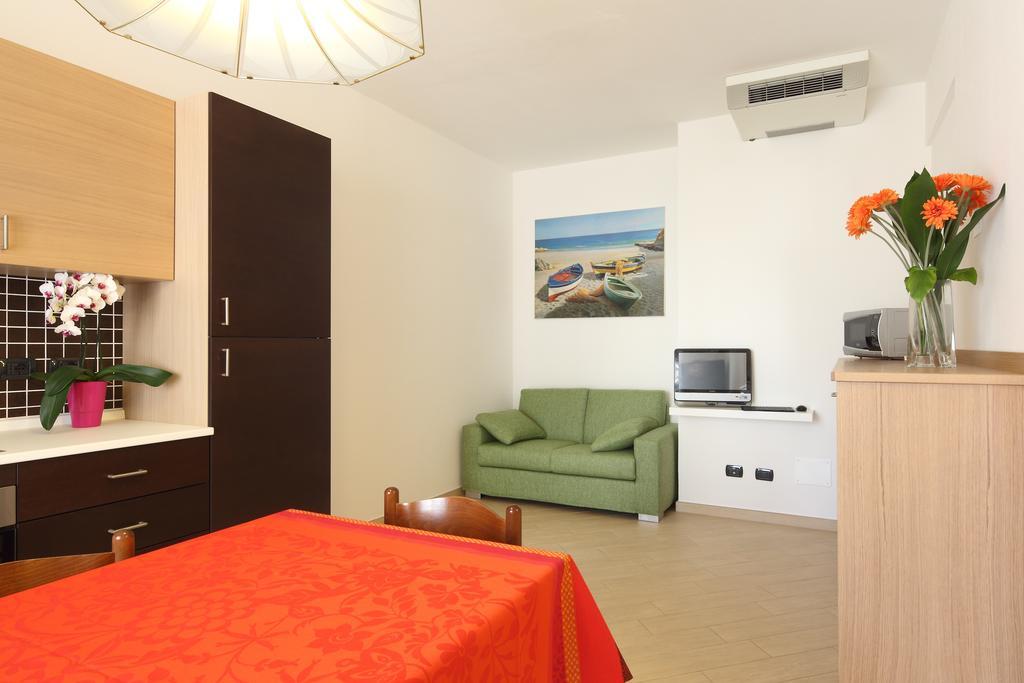Residence Hotel Kriss Дейва Марина Екстериор снимка