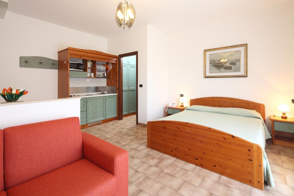 Residence Hotel Kriss Дейва Марина Екстериор снимка