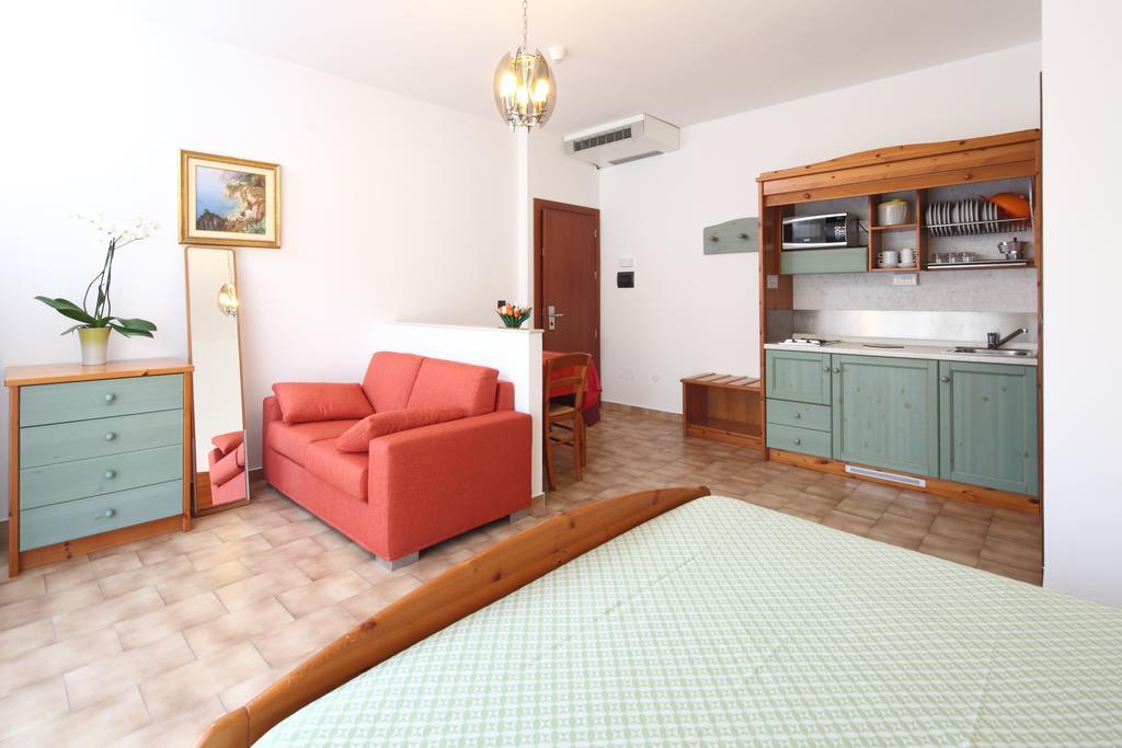 Residence Hotel Kriss Дейва Марина Екстериор снимка