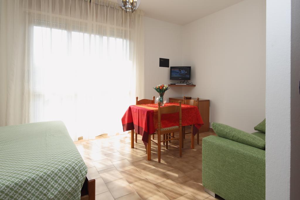 Residence Hotel Kriss Дейва Марина Екстериор снимка