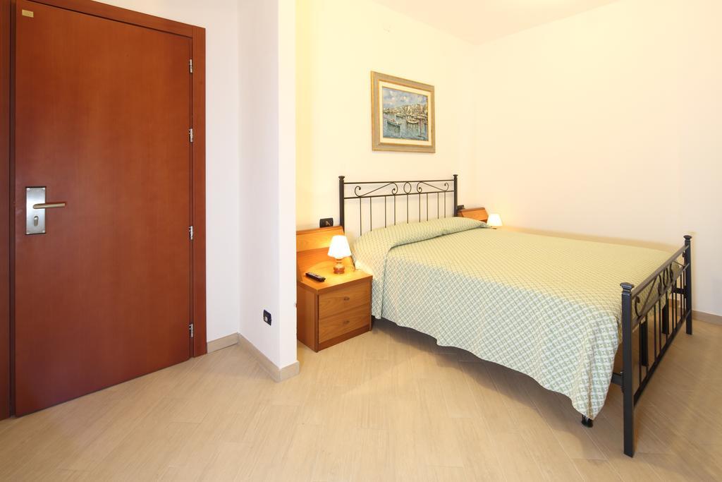 Residence Hotel Kriss Дейва Марина Екстериор снимка