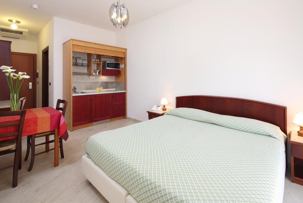 Residence Hotel Kriss Дейва Марина Екстериор снимка