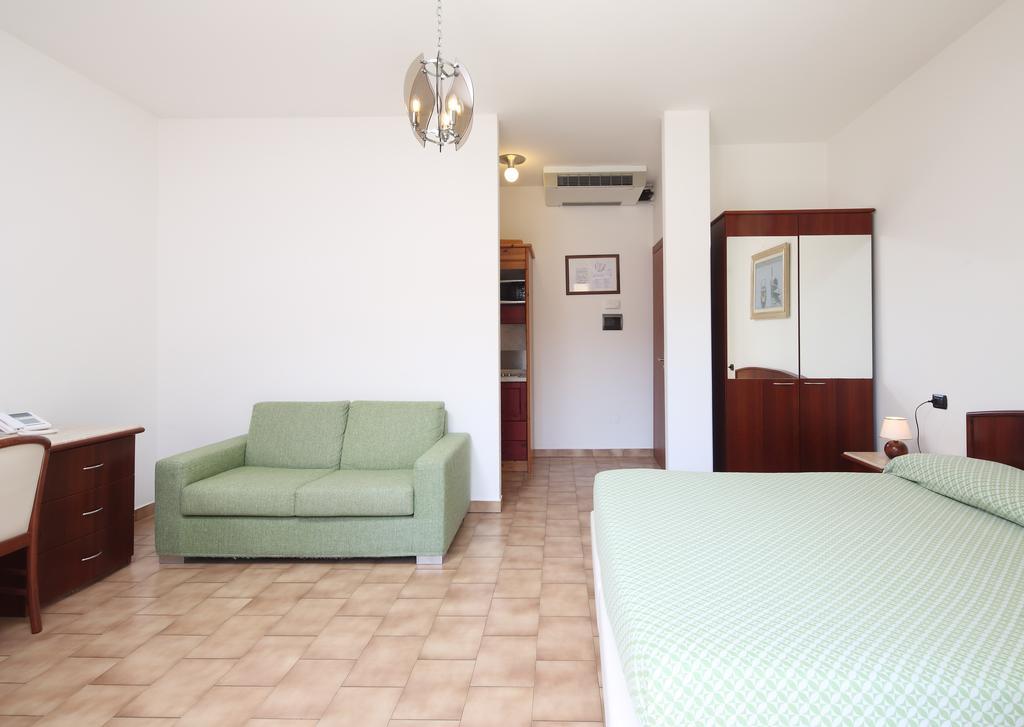 Residence Hotel Kriss Дейва Марина Екстериор снимка