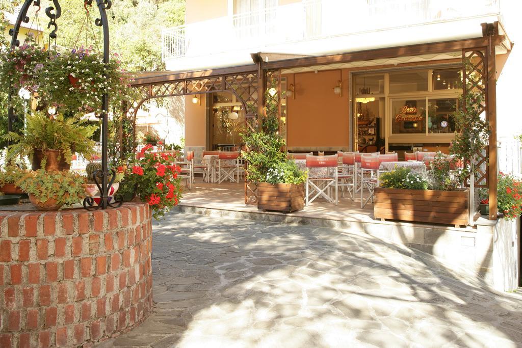Residence Hotel Kriss Дейва Марина Екстериор снимка