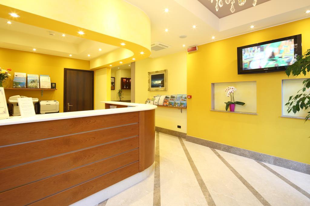 Residence Hotel Kriss Дейва Марина Екстериор снимка
